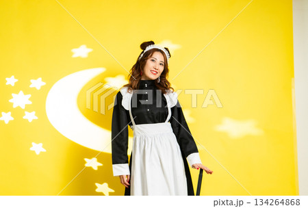 ハロウィンのコスプレをする若い女性 ハロウィンのコスプレをする若い女性 134264868