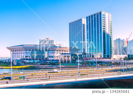 日本の横浜都市景観 賑わうKアリーナやヒルトン横浜などを望む 日本の横浜都市景観 賑わうKアリーナやヒルトン横浜などを望む 134265081