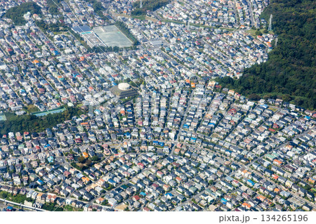鎌倉市西鎌倉付近の街並みを空撮 134265196