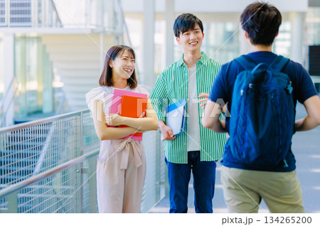 男女の大学生、専門学生、キャンパス 134265200