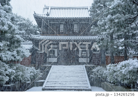京都　雪の建仁寺 開山堂 134265256