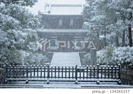 京都 雪の建仁寺 開山堂 京都 雪の建仁寺 開山堂 134265257