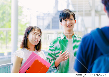 男女の大学生、専門学生、キャンパス 男女の大学生、専門学生、キャンパス 134265273