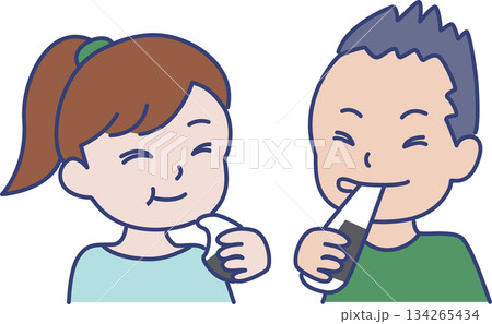 お餅を食べる男の子と女の子のイラスト お餅を食べる男の子と女の子のイラスト 134265434