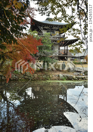 秋の勧修寺 観音堂と氷室池(京都市山科区) 秋の勧修寺 観音堂と氷室池(京都市山科区) 134265517