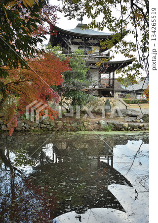 秋の勧修寺　観音堂と氷室池(京都市山科区) 134265519