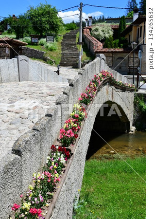 ブルガリア、コプリフシティツァ、ヨーロッパの美しい村30選、トポルニツァ川の橋 134265632