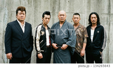 刑務所の壁の前に並ぶ強面のヤクザ幹部たち（面会） 134265643