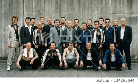 刑務所の高い壁の前で整列するヤクザ組織の集合写真 134265644