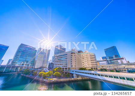 日本の横浜都市景観 横浜駅東口側のそごう横浜店などを望む。右奥にJR横浜タワー…希望の光=12月7日 日本の横浜都市景観 横浜駅東口側のそごう横浜店などを望む。右奥にJR横浜タワー…希望の光=12月7日 134265657