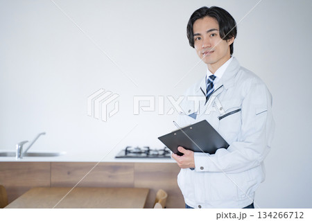 キッチンの点検をする作業員 男性 キッチンの点検をする作業員 男性 134266712