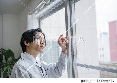 点検をする作業員 男性 住宅 点検をする作業員 男性 住宅 134266713