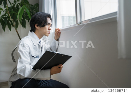 点検をする作業員 男性 住宅 点検をする作業員 男性 住宅 134266714