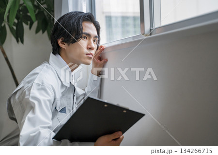 点検をする作業員 男性 住宅 点検をする作業員 男性 住宅 134266715