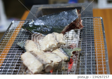 炭火で焼く寒ブリ 炭火で焼く寒ブリ 134267257