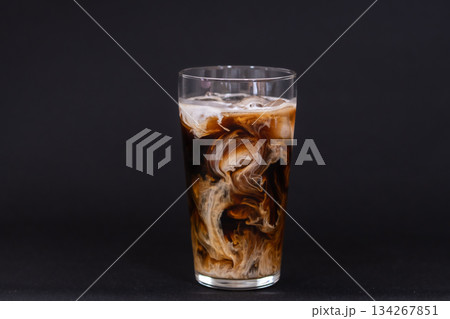 アイスコーヒーにミルクが混じる様子 134267851