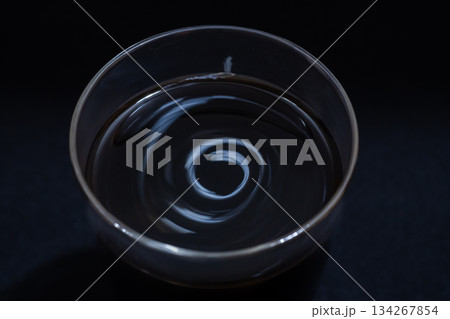 アイスコーヒーにミルクが混じる様子 134267854