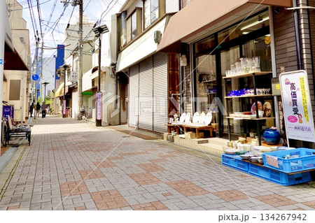 南海電車住吉大社駅前から粉浜駅に続く商店街のわいわいロードの風景 大阪市住吉区 南海電車住吉大社駅前から粉浜駅に続く商店街のわいわいロードの風景 大阪市住吉区 134267942