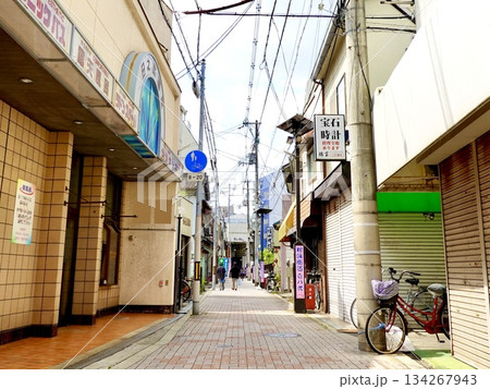 南海電車住吉大社駅前から粉浜駅に続く商店街のわいわいロードの風景 大阪市住吉区 南海電車住吉大社駅前から粉浜駅に続く商店街のわいわいロードの風景 大阪市住吉区 134267943