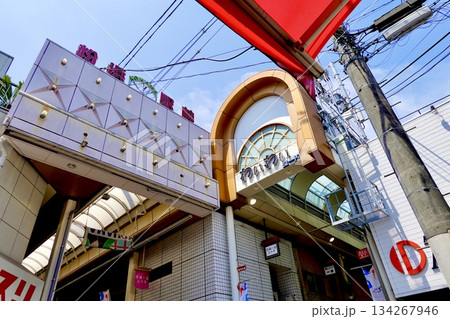 南海電車 南海本線 粉浜駅前の商店街の風景　大阪市住吉区 134267946