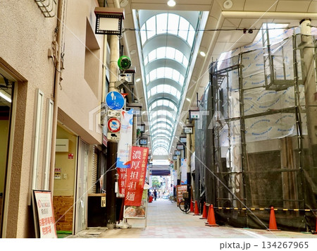 南海電車住吉大社駅前から粉浜駅に続く粉浜商店街の風景 大阪市住吉区 南海電車住吉大社駅前から粉浜駅に続く粉浜商店街の風景 大阪市住吉区 134267965