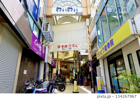 南海電車住吉大社駅前から粉浜駅に続く商店街のわいわいロードの風景　大阪市住吉区 134267967