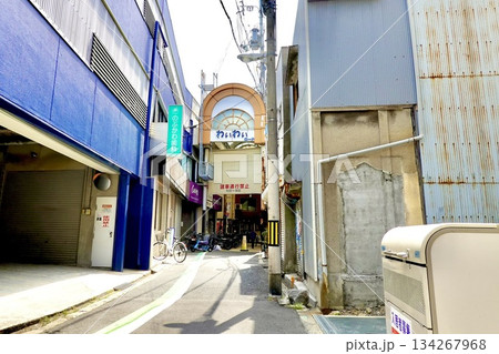 南海電車住吉大社駅前から粉浜駅に続く商店街のわいわいロードの風景　大阪市住吉区 134267968
