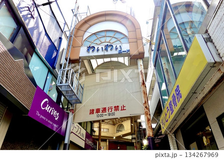 南海電車住吉大社駅前から粉浜駅に続く商店街のわいわいロードの風景　大阪市住吉区 134267969