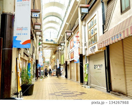 南海電車住吉大社駅前から粉浜駅に続く粉浜商店街とわいわいロードの風景　大阪市住吉区 134267988