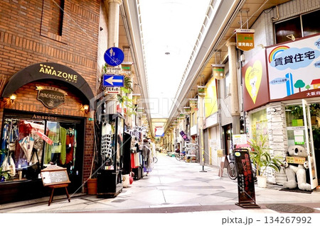 南海電車住吉大社駅前の粉浜商店街の風景　大阪市住吉区 134267992