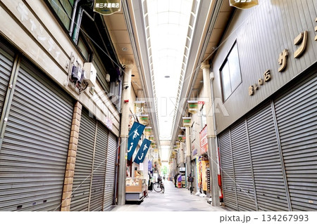 南海電車住吉大社駅前から粉浜駅に続く粉浜商店街の風景　大阪市住吉区 134267993