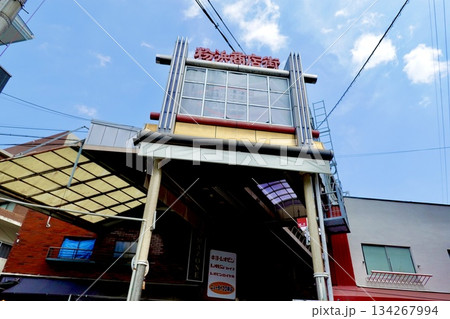 南海電車住吉大社駅前の粉浜商店街のアーケードサインが見える風景 大阪市住吉区 南海電車住吉大社駅前の粉浜商店街のアーケードサインが見える風景 大阪市住吉区 134267994