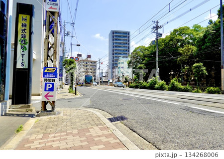 住吉大社前の紀州街道に阪堺電軌阪堺線の東粉浜駅が見える風景　大阪市住吉区 134268006