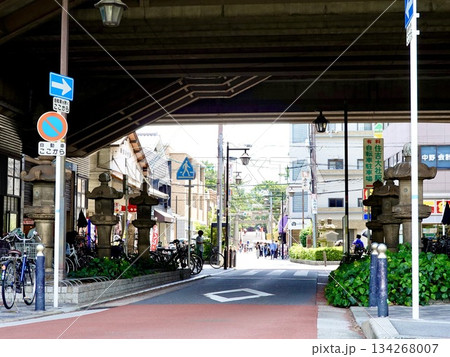 南海電車住吉大社駅の高架下から住吉大社参道を見た風景　大阪市住吉区 134268007