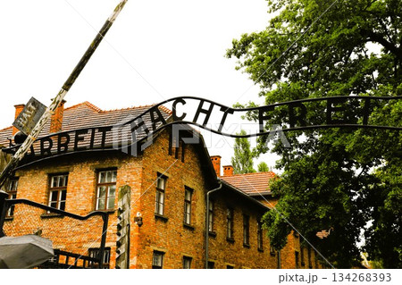 アウシュヴィッツ強制収容所の有名な「Arbeit Macht Frei（働けば自由になる）」の門 134268393