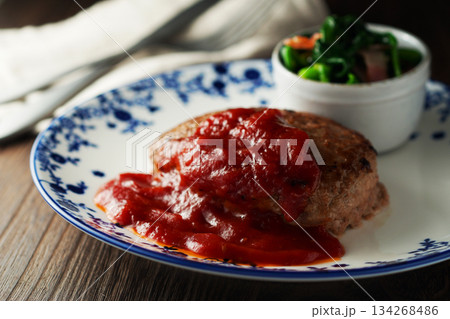 ハンバーグステーキ・トマトソース・ホウレン草とベーコンのバターソテー 134268486