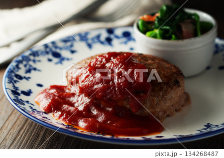 ハンバーグステーキ・トマトソース・ホウレン草とベーコンのバターソテー ハンバーグステーキ・トマトソース・ホウレン草とベーコンのバターソテー 134268487