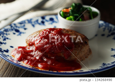 ハンバーグステーキ・トマトソース・ホウレン草とベーコンのバターソテー 134268490