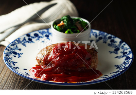 ハンバーグステーキ・トマトソース・ホウレン草とベーコンのバターソテー 134268569