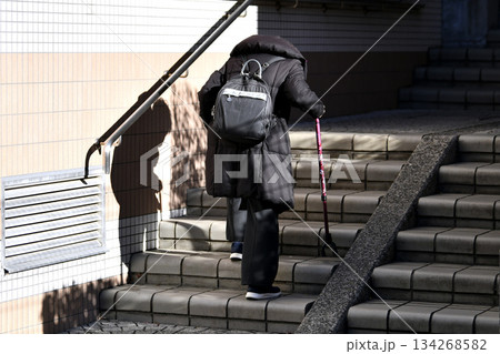 日本の横浜都市景観 師走…高齢化社会　階段…杖の高齢女性 134268582