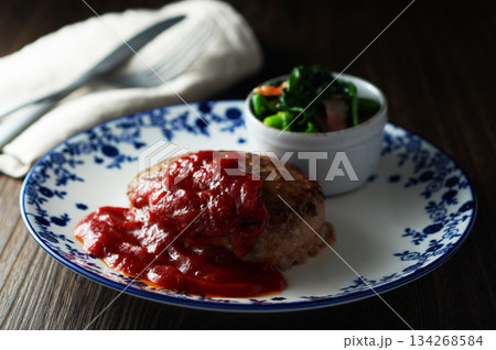 ハンバーグステーキ・トマトソース・ホウレン草とベーコンのバターソテー 134268584