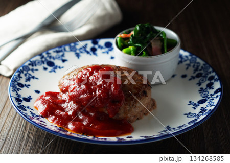 ハンバーグステーキ・トマトソース・ホウレン草とベーコンのバターソテー 134268585
