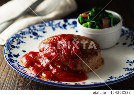 ハンバーグステーキ・トマトソース・ホウレン草とベーコンのバターソテー ハンバーグステーキ・トマトソース・ホウレン草とベーコンのバターソテー 134268588