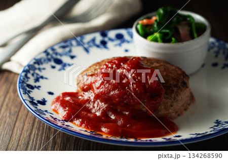 ハンバーグステーキ・トマトソース・ホウレン草とベーコンのバターソテー 134268590
