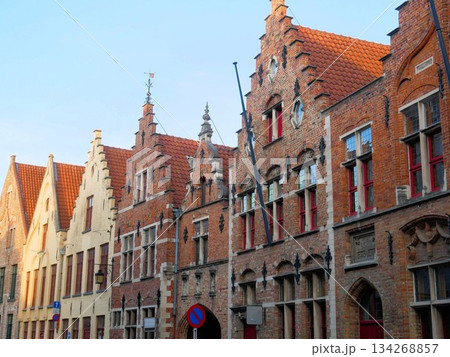 ブルージュの古い町並み　美しい煉瓦造りの建物　（ベルギー） 134268857