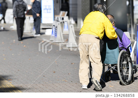 日本の横浜都市景観 師走…高齢化社会　車椅子の高齢男性（押す高齢女性もマスク姿）＝横浜市内で 134268858