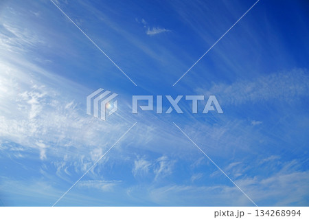 青空で遊んでいる雲たち 青空で遊んでいる雲たち 134268994