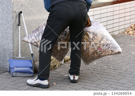 日本の横浜都市景観 師走…高齢化社会 落葉掃除をする高齢男性…高齢でも働かなければならない社会とは… 日本の横浜都市景観 師走…高齢化社会 落葉掃除をする高齢男性…高齢でも働かなければならない社会とは… 134269054
