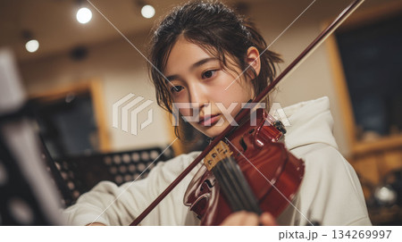 バイオリンの音色を磨くため日々練習を重ねる演奏家の姿 バイオリンの音色を磨くため日々練習を重ねる演奏家の姿 134269997