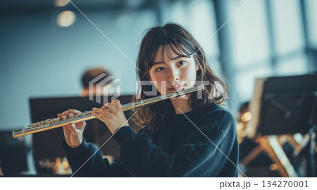 フルートの音色を磨くため教室で練習に没頭する若い奏者 134270001